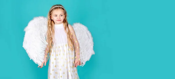 エンジェルキッズバナー隔離されたスタジオの背景 天使のように見える 美しい小さな天使の女の子の顔の色の背景 — ストック写真