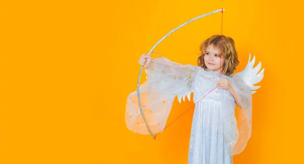天使の子供はバレンタインデーの弓から愛の矢を撃つ パノラマバナーワイドポスター水平ヘッダ — ストック写真