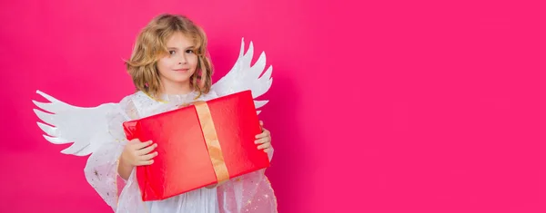 ギフトボックス付きの子供の男の子天使が存在します 孤立した背景に天使の衣装で小さなかわいい子供 ウェブサイトヘッダーデザインのバナー — ストック写真