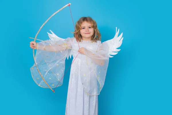 天使の子供はバレンタインデーの弓から愛の矢を撃つ スタジオの背景に隔離された天使の翼を持つかわいい子供の肖像画 小さな天使 バレンタインデー 天使のような子供たち — ストック写真