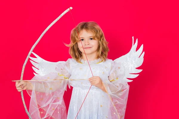 天使の子供はバレンタインデーの弓から愛の矢を撃つ バレンタインエンジェル 小さい子だな 赤いスタジオの背景に隔離された天使の翼を持つキッドエンジェル バレンタインデーギフトカード — ストック写真