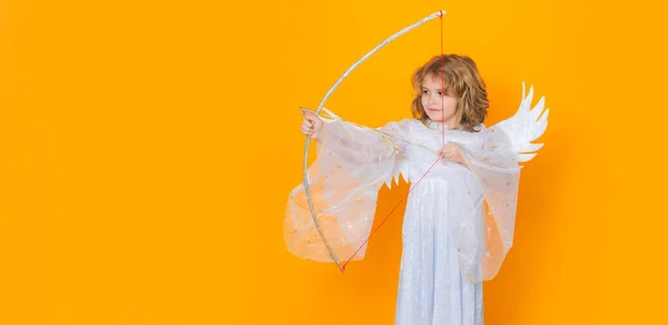 天使の子供はバレンタインデーの弓から愛の矢を撃つ 天使の衣装の子供 天使の翼を持つ子供 孤立したスタジオショット コピースペース付きバナーヘッダー — ストック写真