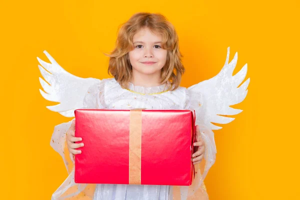 ギフトボックス付きかわいいブロンドの子供天使が存在します バレンタインデーのバナー 天使の翼を持つかわいい子供 スタジオカラーの天使の子のスタジオポートレートコピースペースと隔離された背景 — ストック写真
