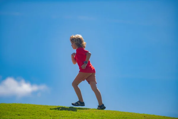 Sporty Kid Boy Running Green Grass Blue Sky Sporty Kid — Zdjęcie stockowe