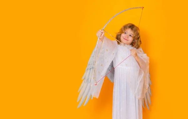 バナーだ 弓と矢を持つ小さな天使 かわいい天使の子スタジオの肖像画 天使の翼を持つ天使の子供隔離された背景 — ストック写真