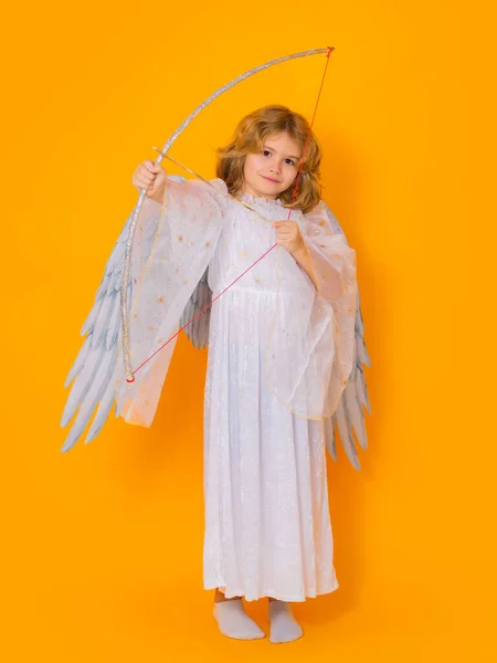 子供のキューピッドは弓と矢を保持します 天使の衣装を着た子供白いドレスと羽の翼 罪のない子供 — ストック写真