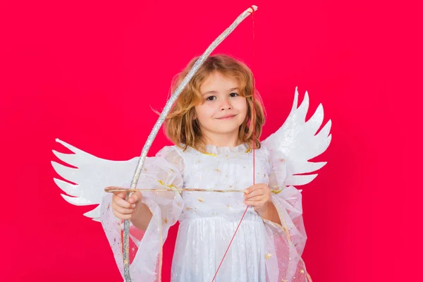 天使の子供はバレンタインデーの弓から愛の矢を撃つ バレンタインデー 赤いスタジオの背景に天使の翼を持つブロンドかわいい子供 幸せな天使の子 — ストック写真