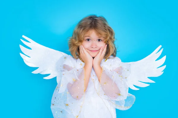 バレンタインデー 天使の翼を持つ子供 スタジオカラーの天使の子のスタジオポートレートコピースペースと隔離された背景 — ストック写真