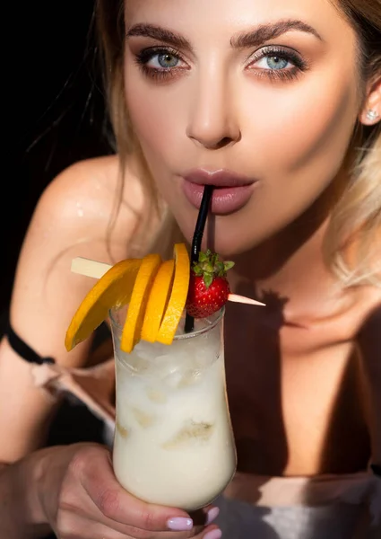 Elegance Glamour Woman Blue Eyes Drinking Mixed Cocktail Bar Summer — стоковое фото