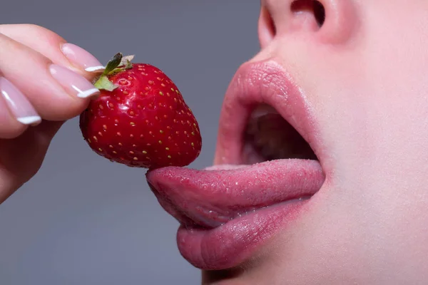 Strawberry Lips Red Strawberry Woman Mouths Close Lick Strawberry — Foto de Stock