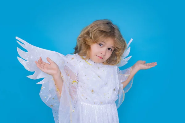 孤立した背景に天使の衣装で小さなかわいい子供 天使の翼を持つ子供 孤立したスタジオショット 変な天使 — ストック写真