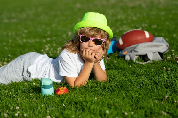 Kid Relaxing Green Meadow Happy Children Rest Fun Outdoors Kids — ストック写真