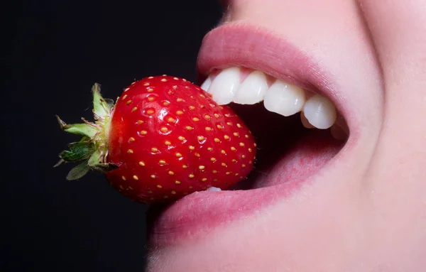 Strawberry Lips Healthy Teeth Red Strawberry Woman Mouths Close — Foto de Stock