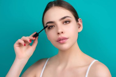 Mükemmel kirpikleri var. Doğal güzellik kirpikleri. Kirpikleri boyama ve kaplama. Kirpiklerini tarayan bir kadın. Makyaj ve kozmetik konsepti. Kirpik şekilli modelleme