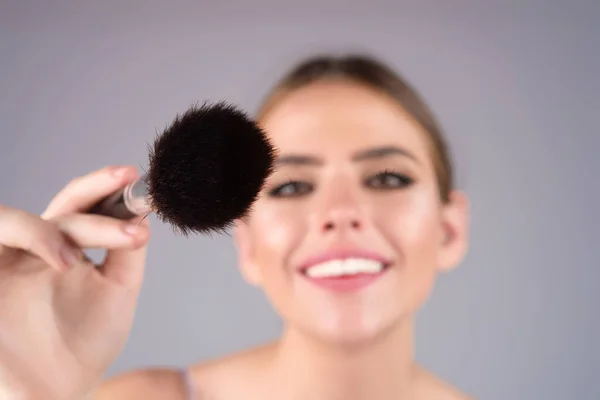 Close Makeup Brush Beautiful Young Woman Applying Makeup Studio Background — Stockfoto