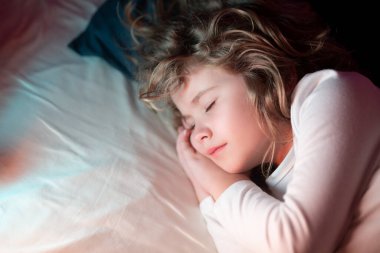 Çocuk tatlı rüyalar görüyor. Çocuk evde yatakta uyuyor. Yatma zamanı, çocuklar uyuyor. Çocuk yastıkta uyuyor, sağlıklı bir uyku çekiyor.