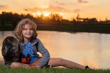 Keşiflerin rüyaları. Sırt çantalı çocuk, gezgin ya da kâşif. Keşif ve keşif kavramı. Çocuk doğa gezileri, macera ve turizm, tatil gezileri.