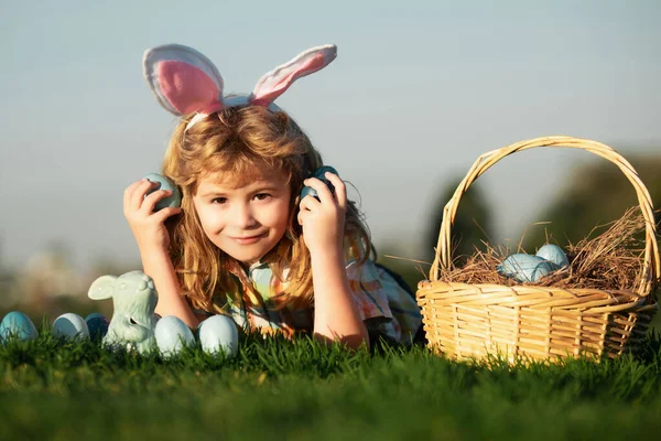 Мальчик Пасхальными Яйцами Открытом Воздухе Ребенок Лежит Траве Парке Фоне — стоковое фото