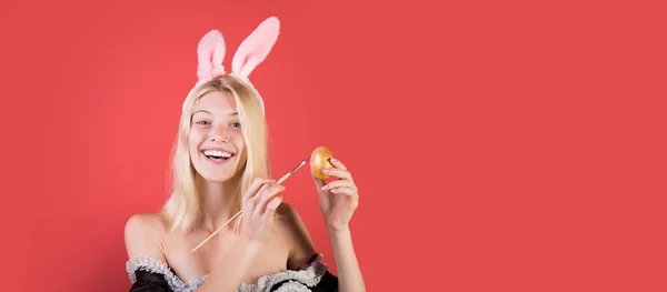 Щаслива Молода Жінка Малює Яйця Червоному Тлі Милий Кролик Приваблива — стокове фото