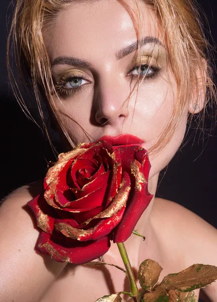 Portrait Attractive Lovely Charming Dreamy Girl Holding Red Roses Isolated — Stockfoto
