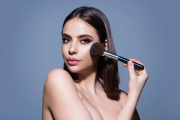 Young Woman Applies Powder Face Using Makeup Brush Beautiful Girl — Foto de Stock