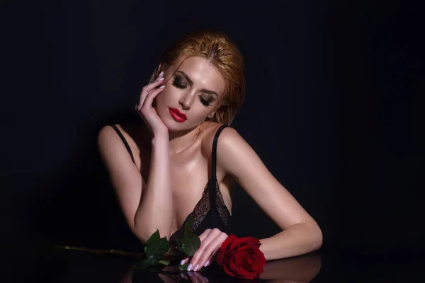 Rose Tutan Genç Kadın Yüzünde Kırmızı Gül Olan Güzel Kız — Stok fotoğraf