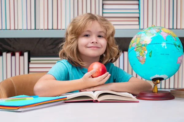 Schooljongen Met Boeken Appel Bibliotheek Schoolkind Studeert Klas Basisschool Kind — Stockfoto
