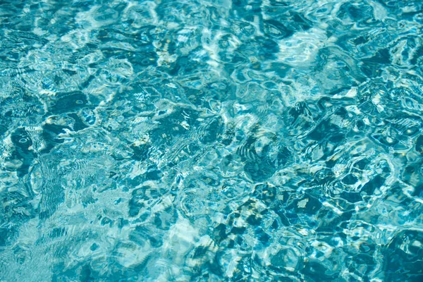 水的背景 蓝色的水 涟漪和亮点 水面和底板的结构 — 图库照片