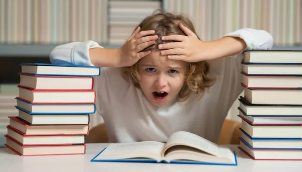 Een Schooljongen Met Stapels Boeken Kennisdag Leerlingboek Voor Scholieren School — Stockfoto