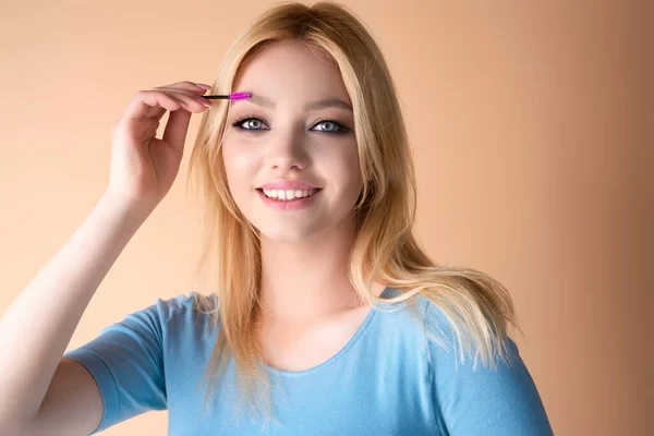 Eyebrow Shaping Woman Combs Eyebrows Brus Eyebrow Line Makeup Cosmetology — Stockfoto
