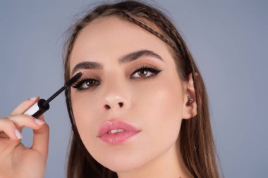 Mükemmel kirpikleri olan güzel bir kadın. Kadınların kirpikleri çok yakın. Kirpik fırçası olan güzel bir kız. Kırbaç düzeltmesi. Uzun kirpikleri ve kalın kaşları vardı.