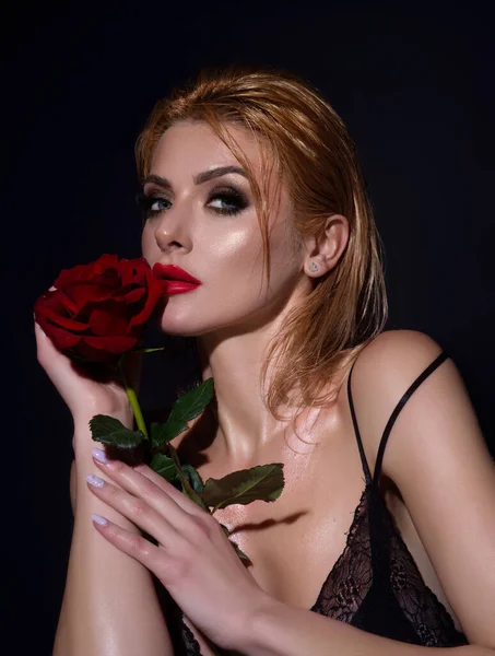 Pretty Woman Red Lips Fashion Makeup Roses Posing Studio Beauty — Foto de Stock