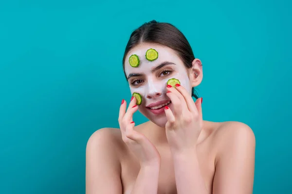 Naked Young Woman Clay Mask Cucumbers Face Isolated Blue Beautiful — Fotografia de Stock