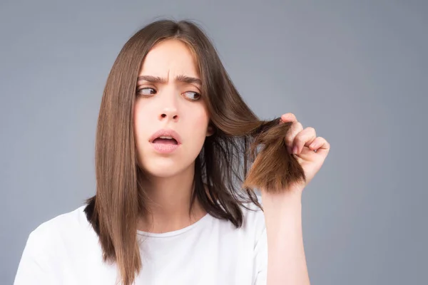 髪の毛の問題を持つ女性 女は迷子の髪にショックを受けている 頭皮と髪の治療の概念 — ストック写真