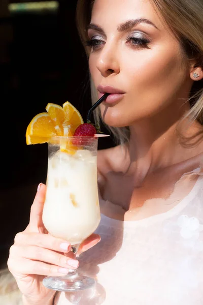 Fashion Model Stylish Summer Outfit Enjoying Cocktail Party Holding Tasty — Stockfoto