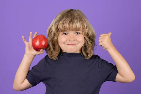 Rött Äpple Barn Med Tummen Upp Håll Äpple Porträtt Söt — Stockfoto
