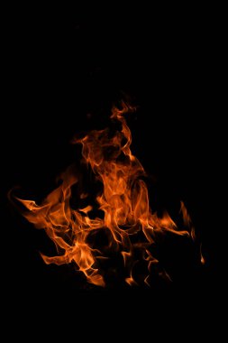 Siyah arka planda yanan ateş ve ateş