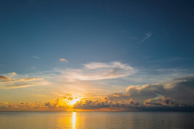 Tropikal sahilde gün doğumu denizi. Güzel bir sahil manzarası. Denizde güzel bir gün batımı. Yaz sabahında deniz manzarası. Gökyüzünde gün batımı arkaplanı renkli bulutlarla