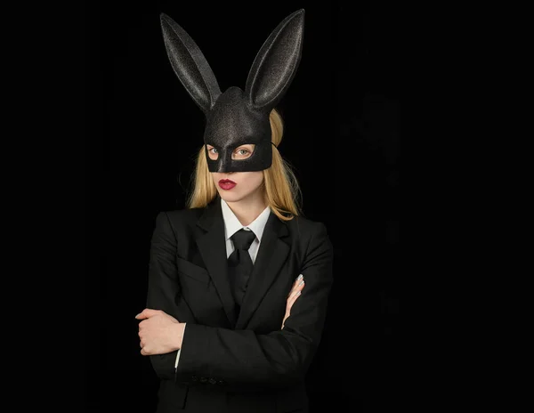黒いイースターバニーを着たセクシーな女性 ウサギの衣装で素敵な女性 — ストック写真