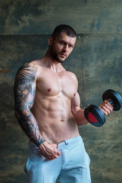 セクシーな裸の体だ 筋肉の男はジムで重量挙げ ハンサムな男準備する練習とともにダンベル — ストック写真