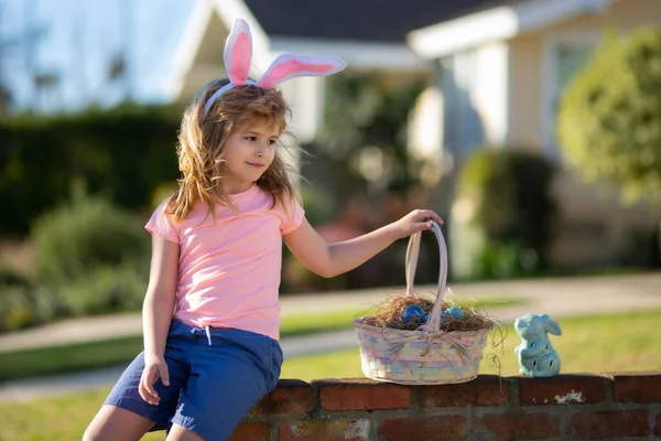 Szczęśliwej Wielkanocy Dzieci Króliczych Uszach Jajkiem Wielkanocnym Koszyku Chłopiec Bawić — Zdjęcie stockowe