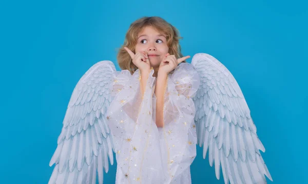 漂亮的小天使孤立的工作室拍摄 可爱的孩子 长着天使般的翅膀 丘比特 情人节的概念 — 图库照片