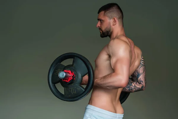 Retrato Hombre Deportivo Guapo Con Cuerpo Muscular Haciendo Levantamiento Pesas —  Fotos de Stock