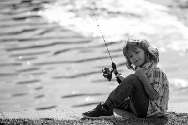 川で若い子供の漁師 子供釣り 夏の屋外レジャー活動 小さな男の子Anglingで川の銀行とロッド — ストック写真