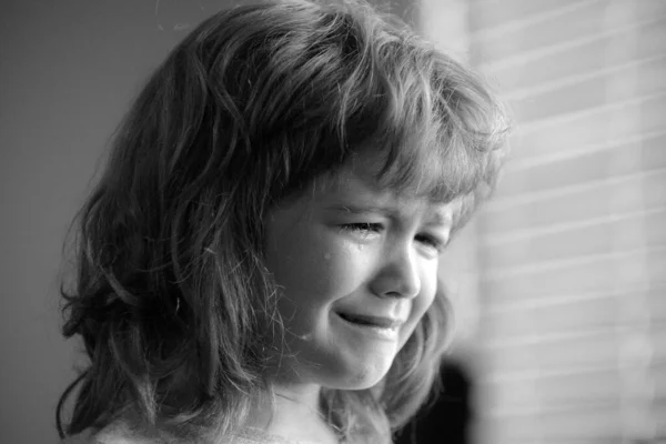 Blond Gråter Tårar Upprörande Barn Våld Familjen Över Barn Begreppet — Stockfoto