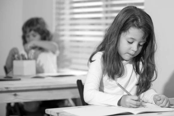 Edukacja Szkoła Podstawowa Koncepcja Uczenia Się Ludzi Grupa Uczniów Długopisami — Zdjęcie stockowe