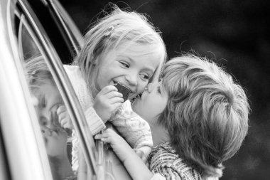 Sevgililer Günün kutlu olsun. Sevgililer Günü tebrik kartı. Komik çocuklar öpüşür. Sevgililer Günü 'nün Gerçek Tarihi