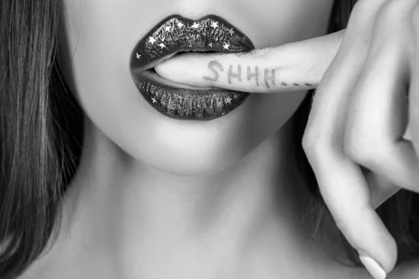 シーッ セクシーな唇 明るいリップグロスや口紅 女の秘密 沈黙の印 — ストック写真