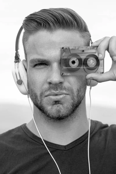 Muž Poslouchá Hudbu Kazetou Sluchátky Emocionální Portrétista Retro Hráč Mladý — Stock fotografie