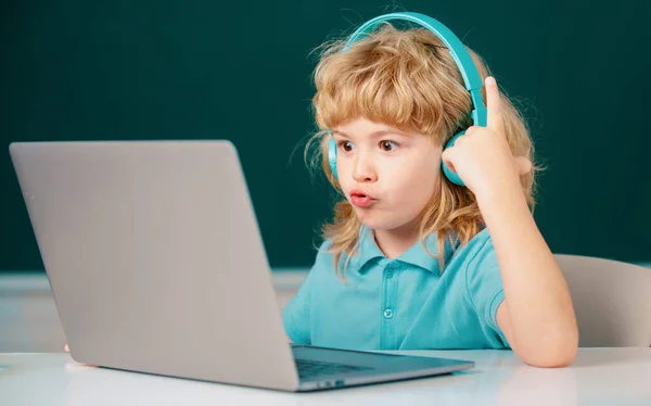 Idea Genius Child Boy Headphones Using Laptop Study Online Video — Stockfoto